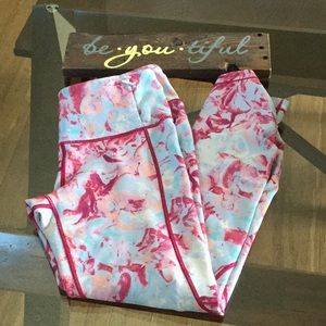 Carrie Underwood work out leggings